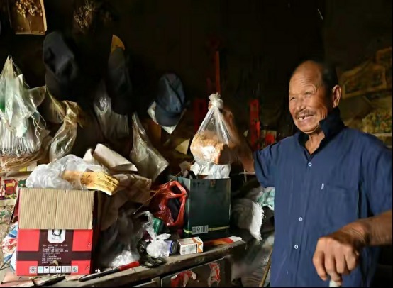 儿孙们|101岁农村爷爷,1天喝半斤白酒,生活方式奇特,逢人便讲长寿经验