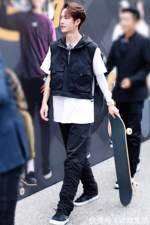 王一博录完《华彩少年》, 又录天天向上, 忙得滑板都不带了