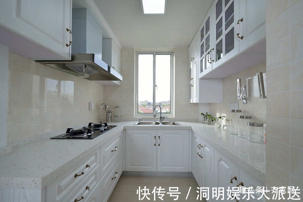 混搭|简约混搭二居,客厅照片墙存储家庭回忆,U型厨房设计,方便实用