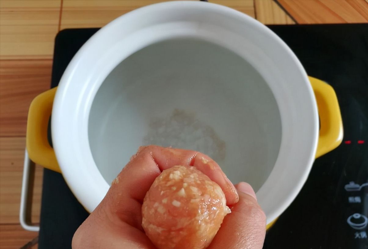 西兰花|这种水果2块钱1斤,猪肉加它做丸子,清甜爽口不油腻,越吃越香