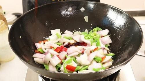  滑嫩|大厨教你做“洋葱炒鸡蛋”，鸡蛋滑嫩味道好，家常菜简单又营养