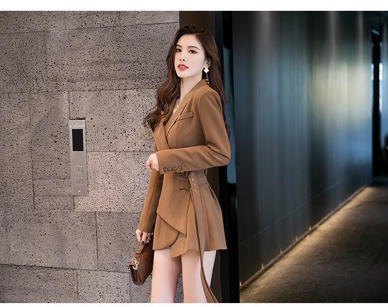 西服|长发美女穿时尚西装裙秀美腿,搭配一双同色高跟鞋女神范十足