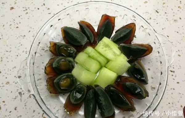 皮蛋|皮蛋豆腐的新做法!老师傅教你“万能”蘸汁,做什么菜都能用它!