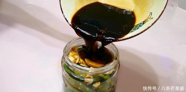 腌辣椒时,不要先加盐,多加1步,辣椒爽脆更入味,放半年不会坏!