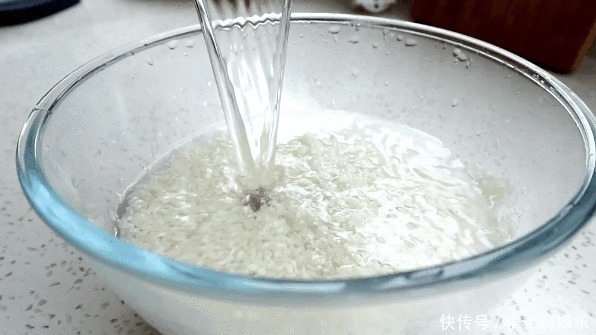 大米|蒸米饭时,直接加水就错了,牢记3点,米饭松软又透亮,粒粒分明