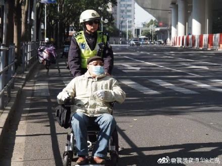 民警|92岁老人轮椅断电 民警将其安全送回家