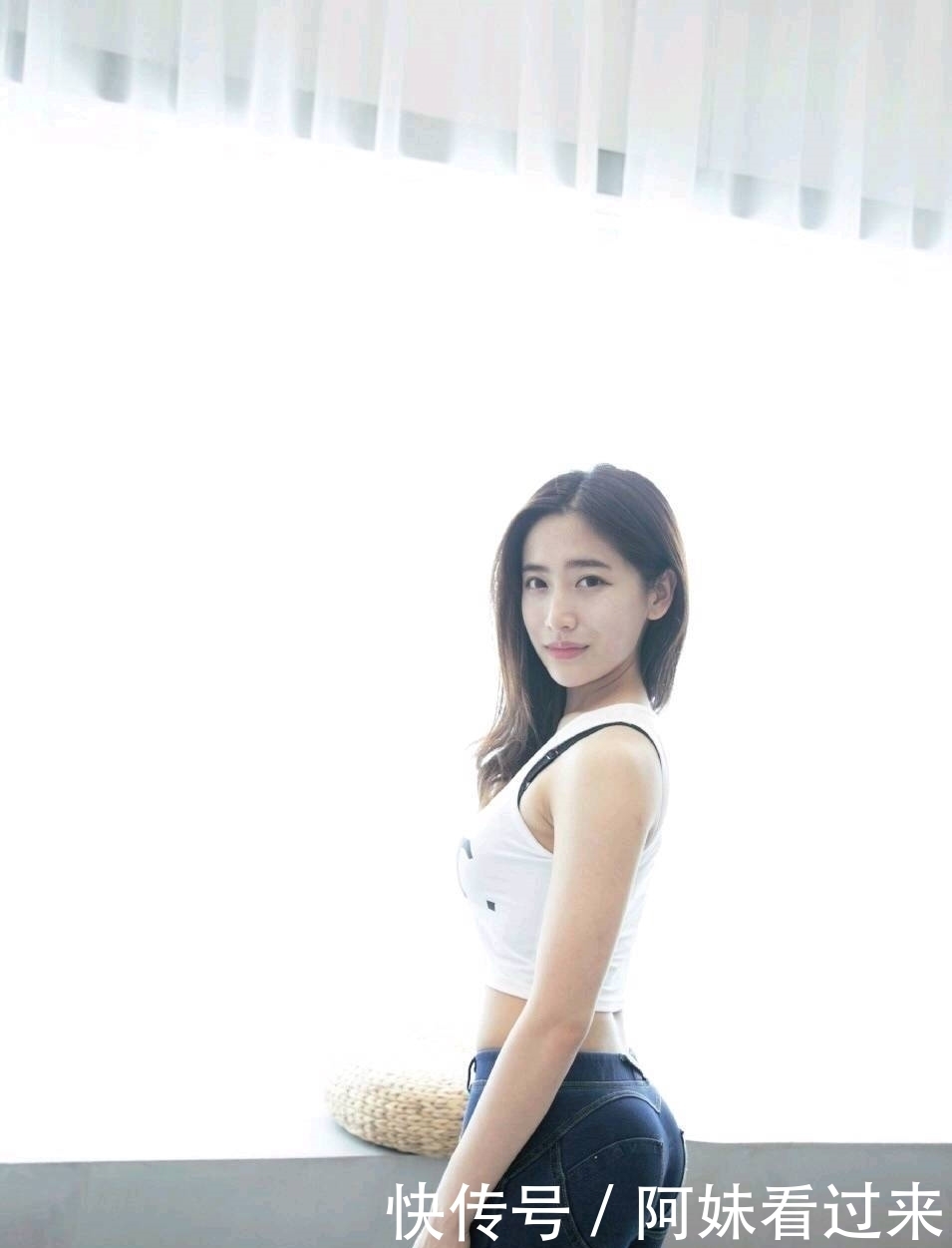 迷人|街拍时尚:不同风格的小姐姐十分迷人,性感妩媚!