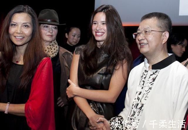 苦练|刘晓庆拜师书协大师,苦练书法3年,如今写得怎样