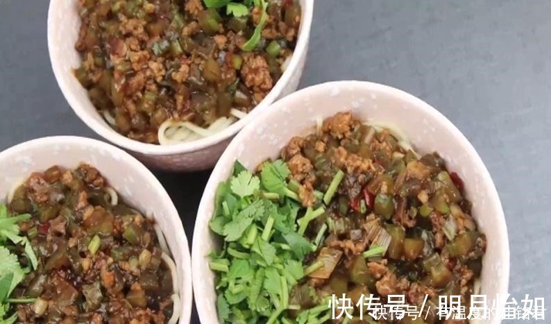 面点师|做炸酱面时,最忌出锅即吃,面点师记住这2点,面条劲道又滑爽