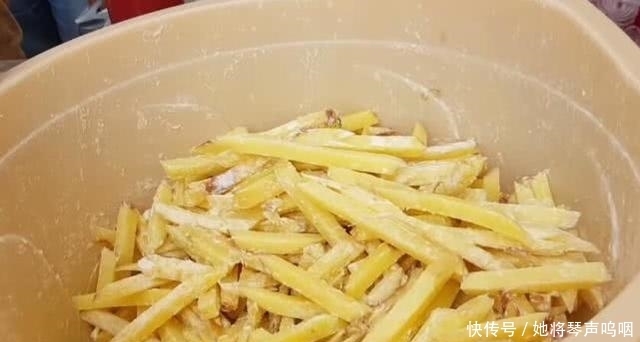  “土豆”不用炒不用炖，切成条这样做，出锅后孩子乐个不停！