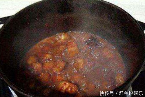 做红烧肉时,糖要直接下锅这一步不正确,难怪红烧肉又苦又柴!