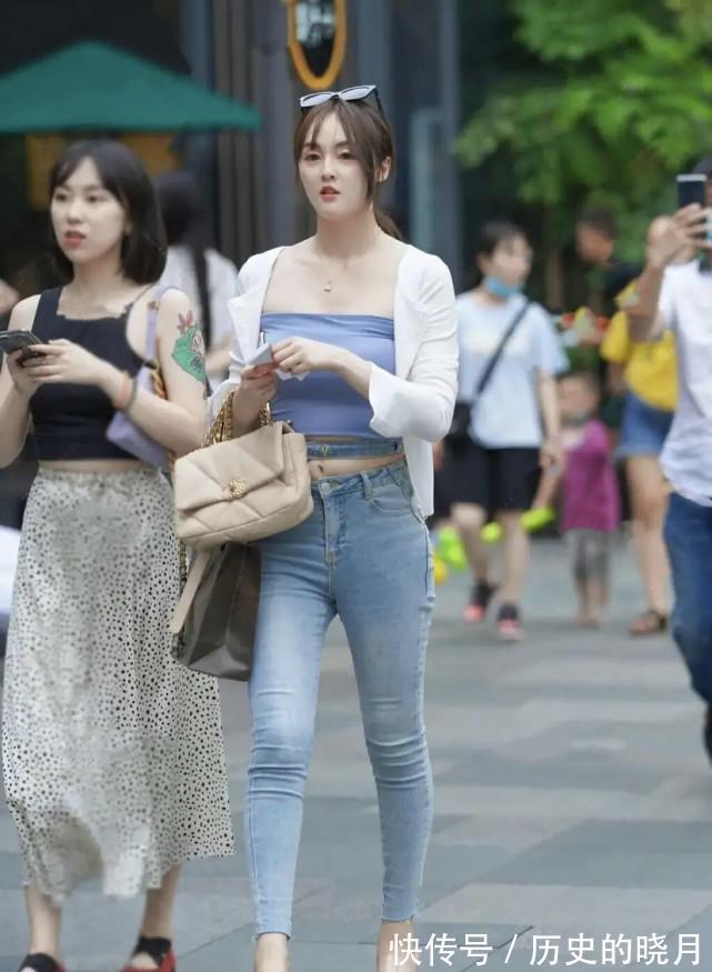 美女|谁说夏季不能穿牛仔裤？像美女这样搭配，用实力啪啪“打脸”！
