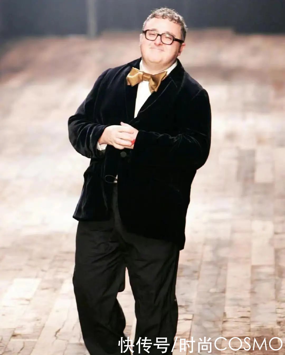 时髦办 |Alber Elbaz走了，他曾说“不尊重女性，作品就会失去灵魂”\＂,\＂i10\＂:\＂时髦办