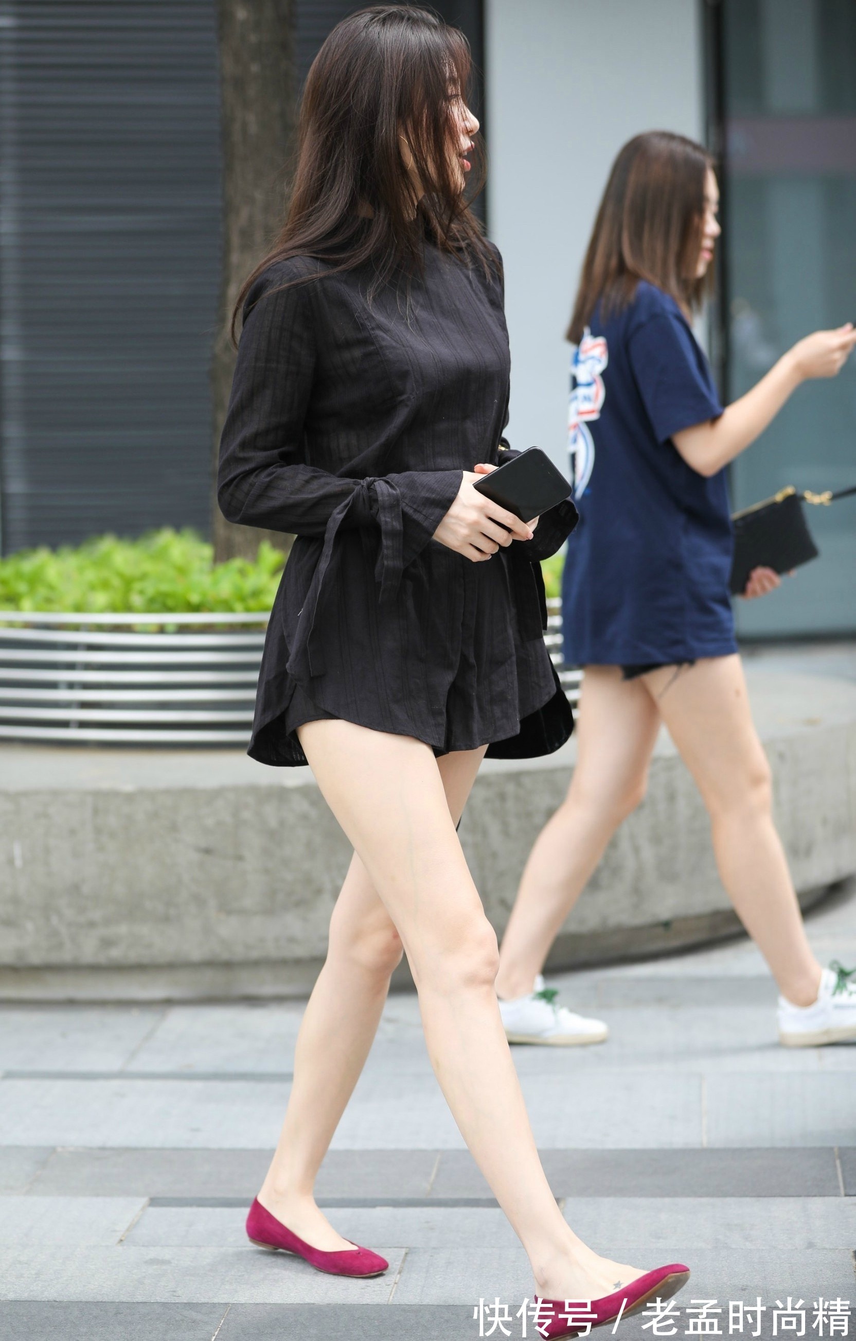 红色|穿搭的洋气又不失时髦,黑色长袖衫配酒红色鞋,既简约又清新美丽