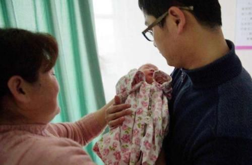 抱娃|新手父母抱娃有讲究，在小婴儿6个月前，尽量避免使用这些方法