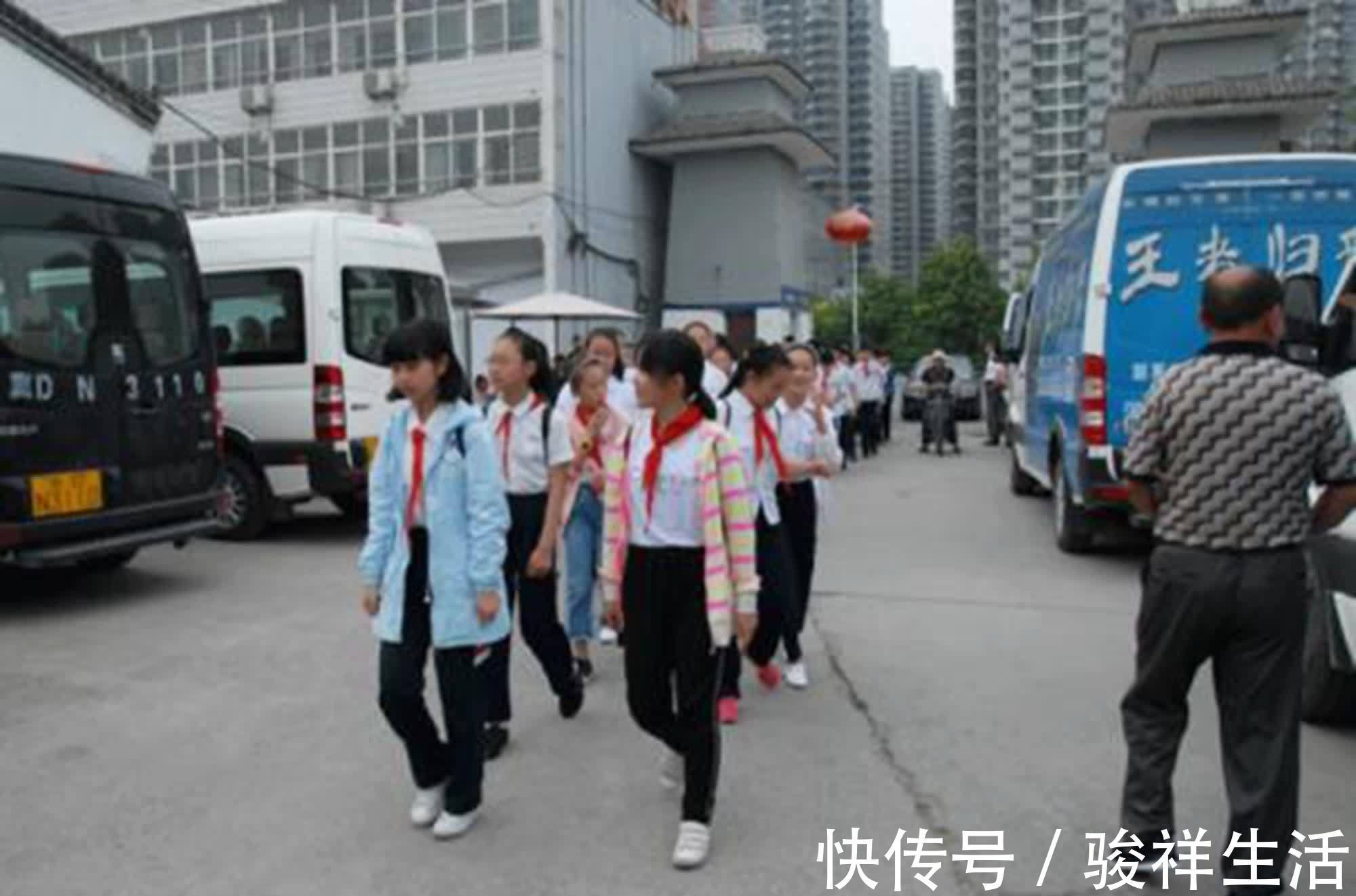 小李|小学生“检讨书”有猫腻,老师仔细看后,火冒三丈:重新写