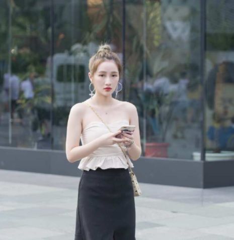 长裤|街拍:白色低胸上衣搭配白色长裤,美女好像从仙境里面走出来的!