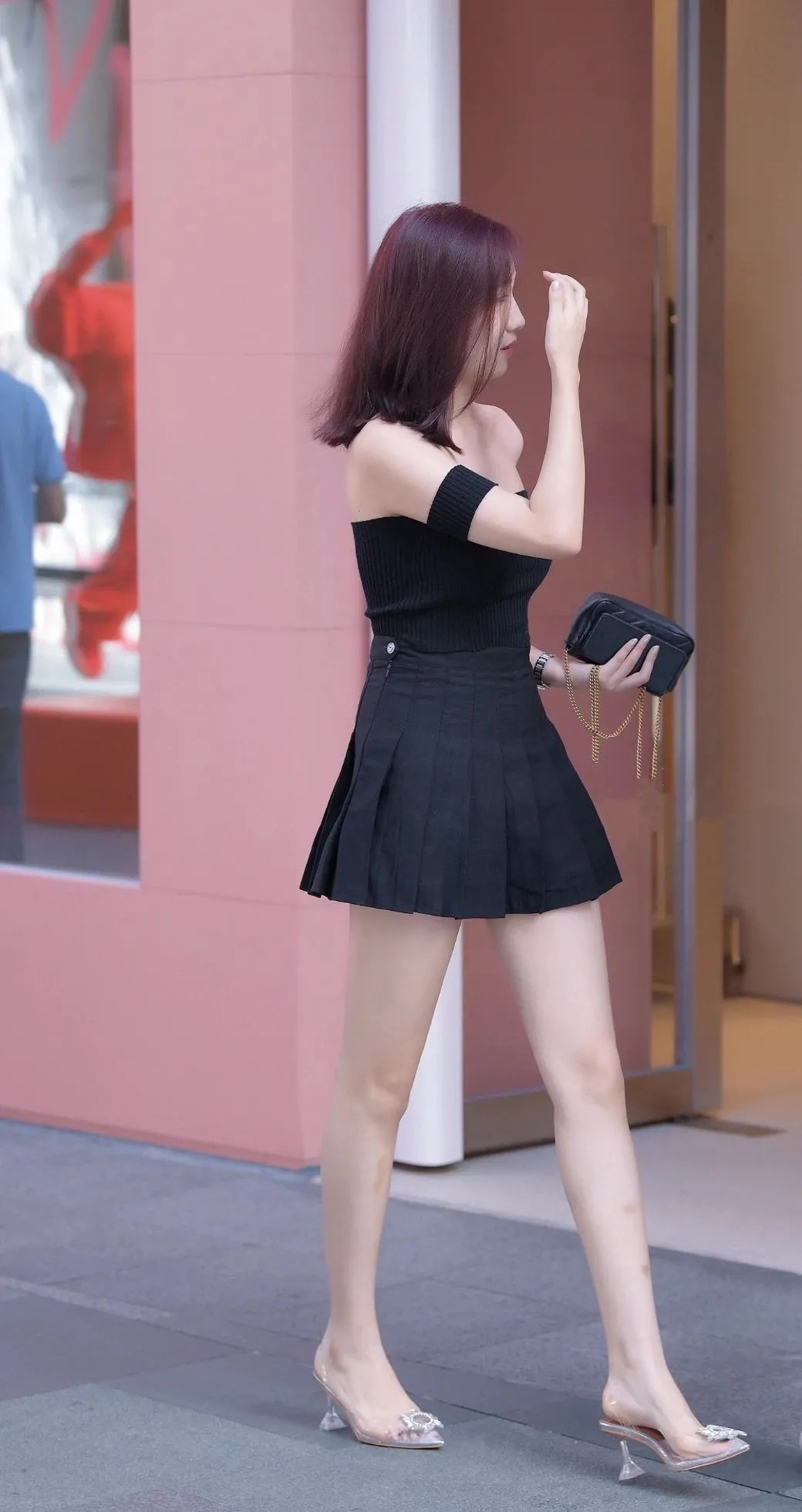 全黑一字肩搭配百褶短裙，时尚大气，青春减龄