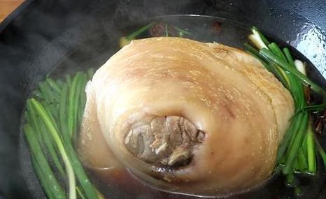 80岁爷爷将“酱肘子”秘方传给我，记住这5步，又香又烂不油腻