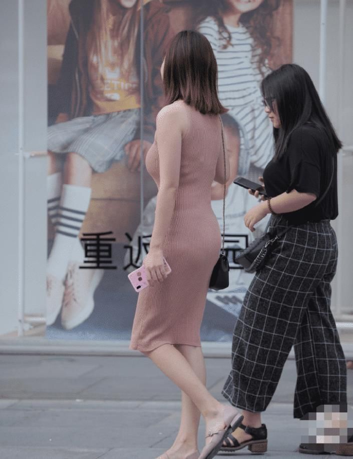 粉色 小姐姐一身粉色长裙,蝴蝶结设计,彰显温婉气质