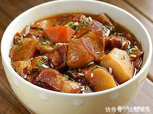 我家一入冬最爱吃简单的一锅炖,荤素都有汤汁浓,喷香热乎贼下饭