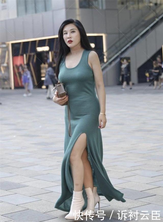 小姐姐墨绿色连衣长裙，开叉的设计让穿搭显得不那么呆板