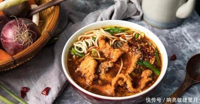 昆明人不仅爱吃各种虫子,就连米线都是甩的