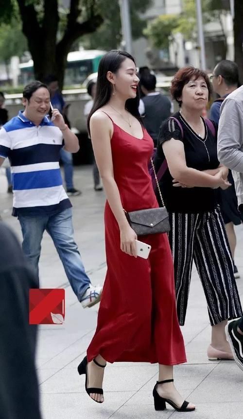 路人街拍一袭红色吊带裙的小姐姐,这身材给力啊