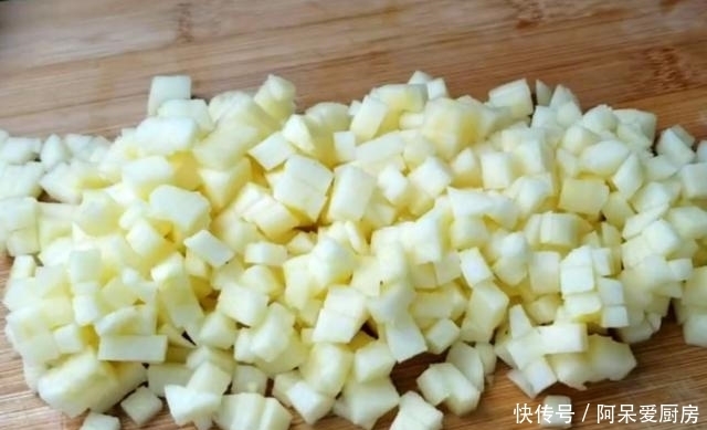 家里有苹果可以这样做，加一碗面粉，不烤不油炸，柔软拉丝，好吃