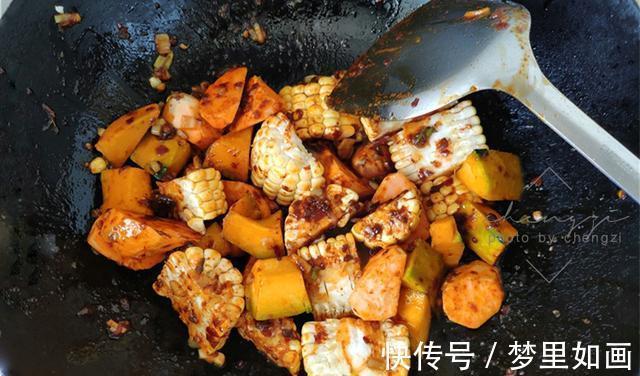 南瓜|46岁阿姨一人食午餐，焖一锅饭菜都有了，网友家里没矿，吃不起