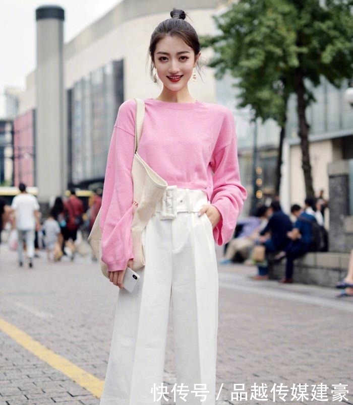 漂亮|街拍:好漂亮的小姐姐,身穿一字肩小款上衣,美极了!