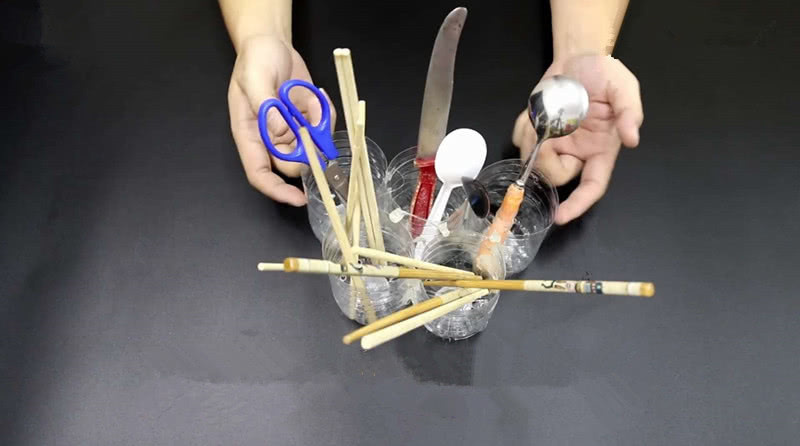 热熔胶枪|5个塑料瓶粘贴在一起,放在厨房里,谁进了厨房都夸好