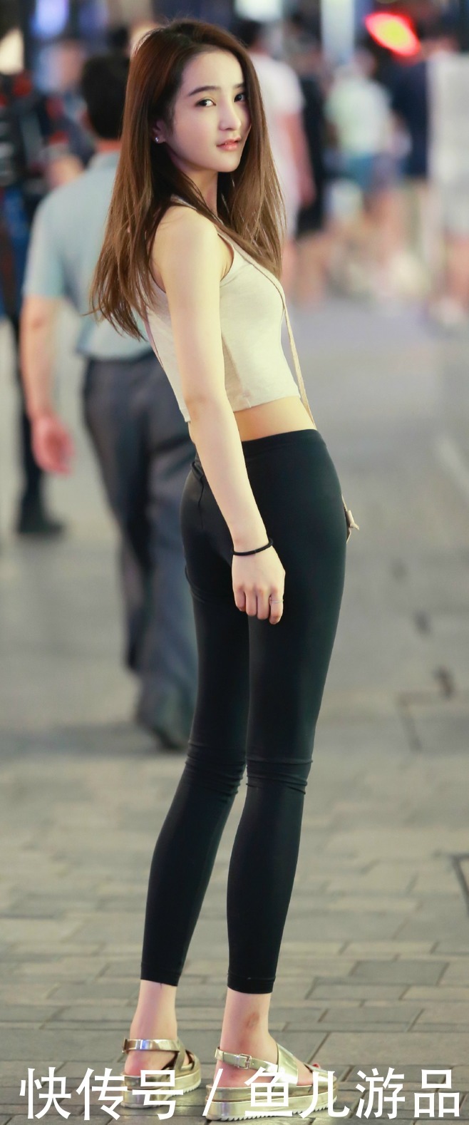 女孩|街拍时尚组图:自然美,才是真的美,这样的女孩更迷人