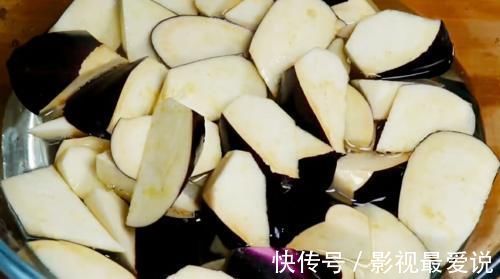 精盐|炒茄子时,直接加油炒就错了!教你一招,茄子不吸油还不发黑