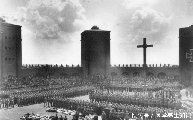 照片拍摄于|德意志之魂兴登堡希特勒与他握手时低头、葬礼规格堪比德皇