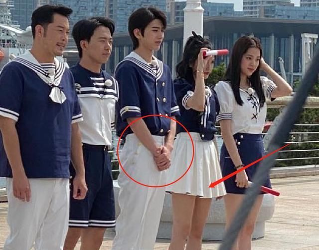 人品 吳宣儀超短裙參加《跑男》,注意旁邊蔡徐坤的手,真實人品藏不住