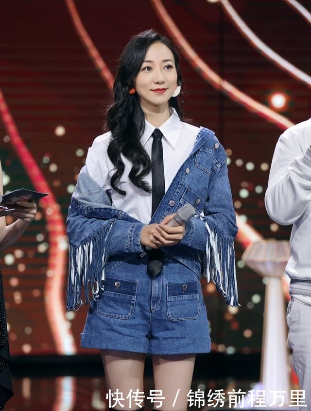 牛仔|韩雪穿得够年轻,白衬衫搭配牛仔套装似少女,一双漫画腿太抢风头