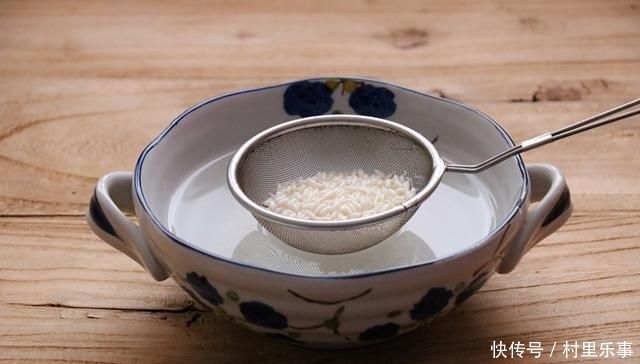 40岁就满头白发一个简单食疗方,帮你乌发