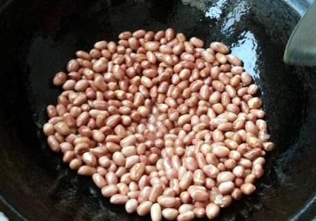 炒花生米,掌握3点小技巧,花生米香酥脆,不糊不黑少油更健康