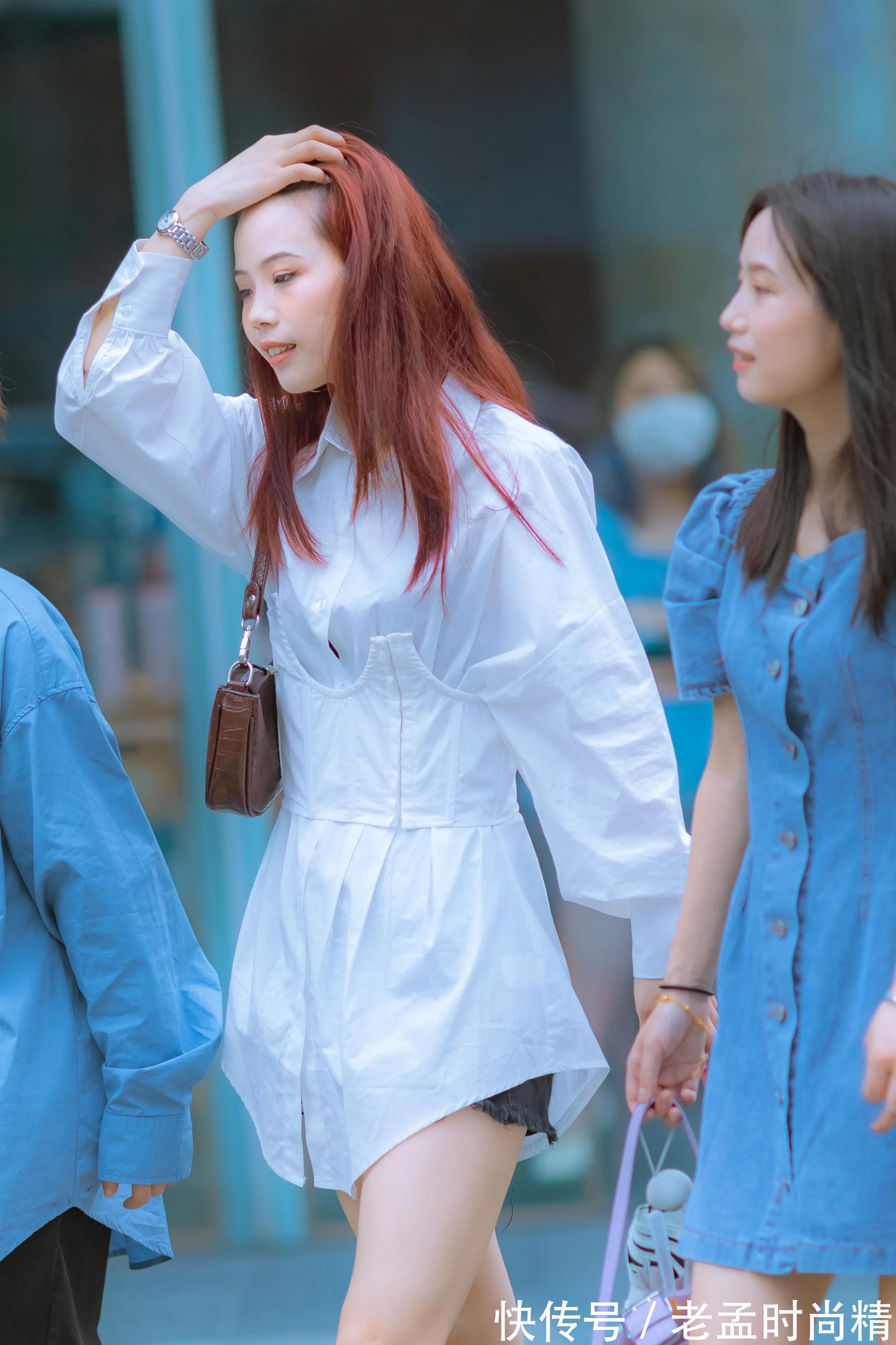 百搭 街拍|穿百搭白色上装的女生干净素雅又时尚