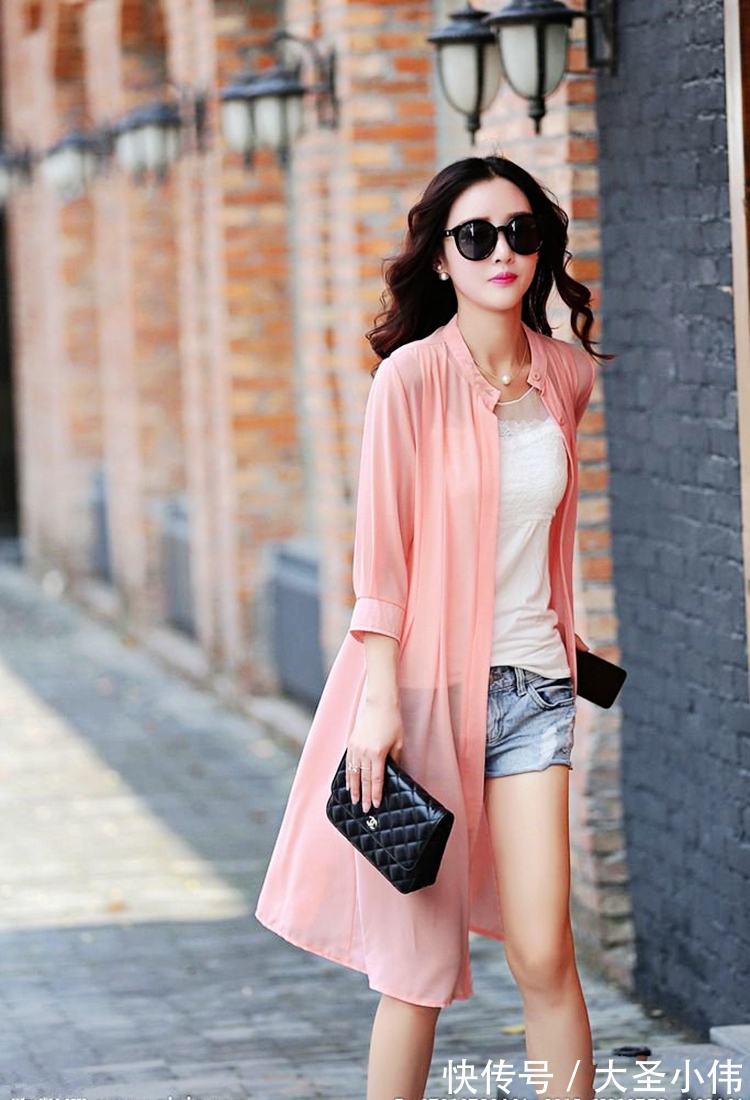 开衫|美女街拍:粉色的开衫内搭白色T恤加上牛仔热裤,墨镜看着时尚效果很足