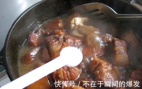 做红烧肉，别再加料酒炖！再加这2料，肉质软烂不油腻，红而透亮