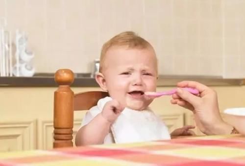 头几个月|宝宝频繁夜醒总是睡不安稳?有研究表明:可以尝试给宝宝添点辅食