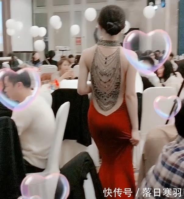 小姐姐|新娘礼服火爆全场,美背比珠宝还亮眼,网友:后面满分,正面差评