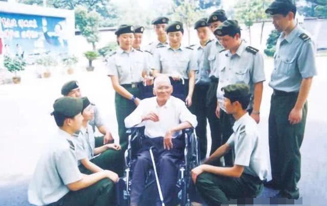 令人|此人是狼牙山五壮士之一，被树枝挂住幸免于难，晚年生活令人感慨