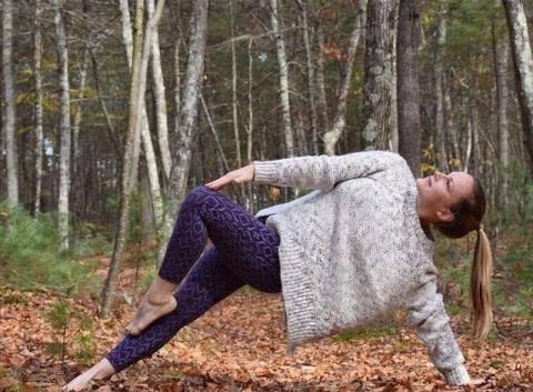 小伴|瑜伽人的脑回路很新颖啊,女人现身树上,我强迫症都犯了