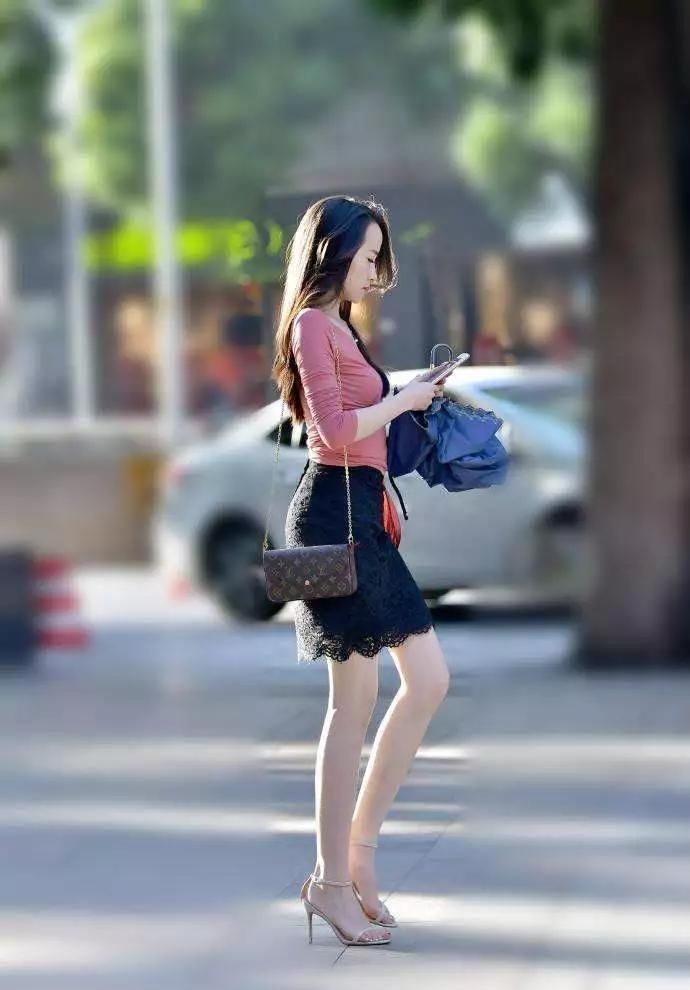 美女脚上搭配一双高跟鞋提升她的身高，又能够增加她的气质