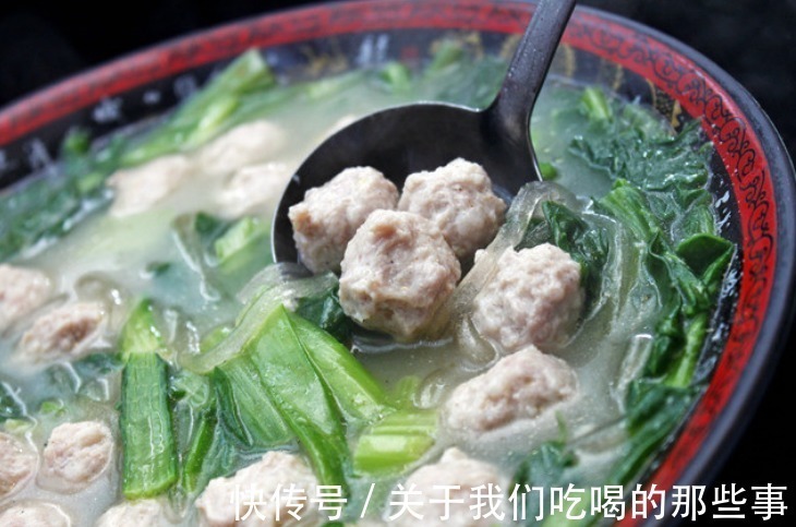 鲁菜大厨教你做汆丸子，学会3招，个个Q弹嫩滑，肉香多汁，真解馋