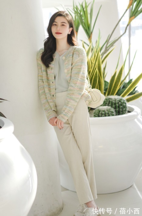 大长腿 40岁女人选裤子“穿白不穿黑”,借鉴这一组搭配要点,优雅又体面