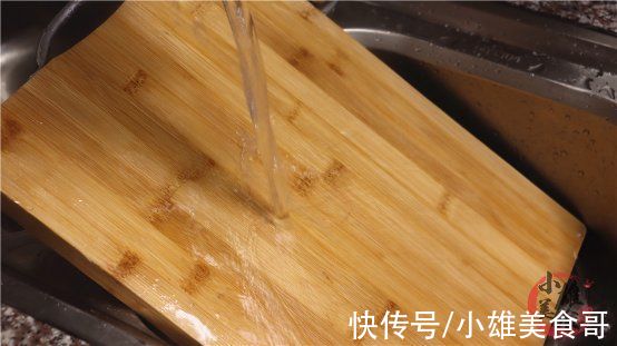 洗菜板时撒一点,不管多脏多黑,菜板马上焕然一新,省心又省力